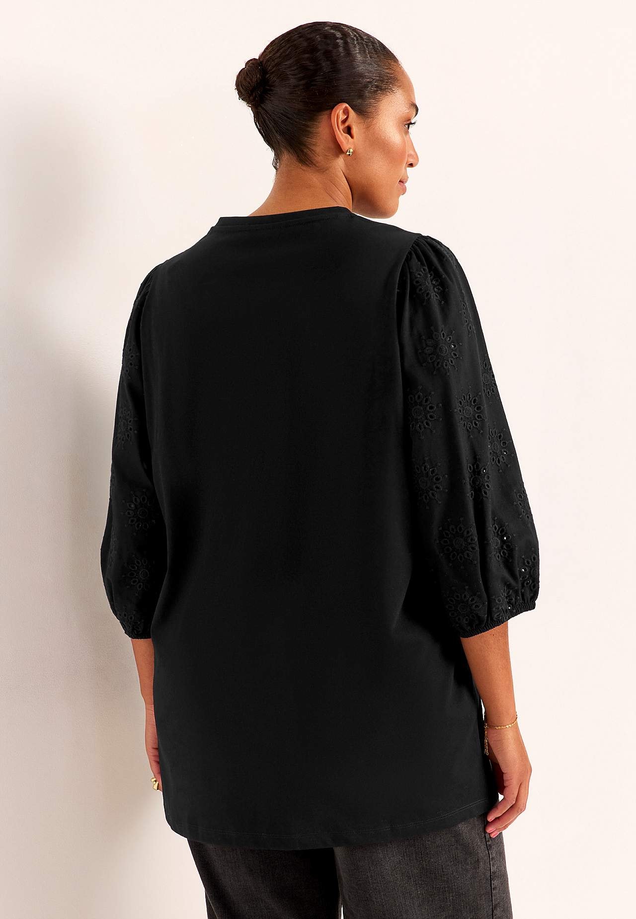 Žerzejová tunika s vyšívanými rukávy