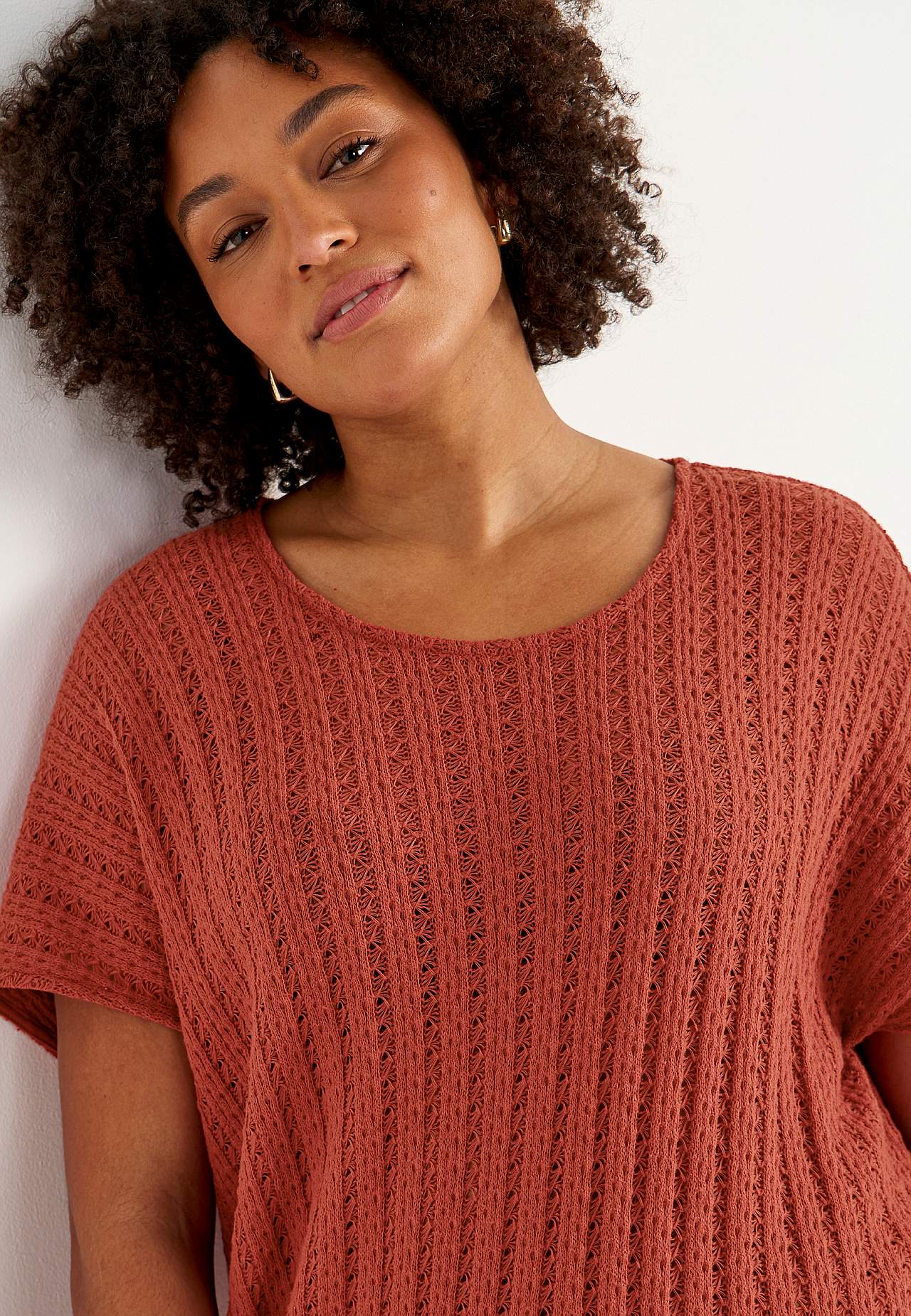 Žerzejové šaty s propracovaným vzorem