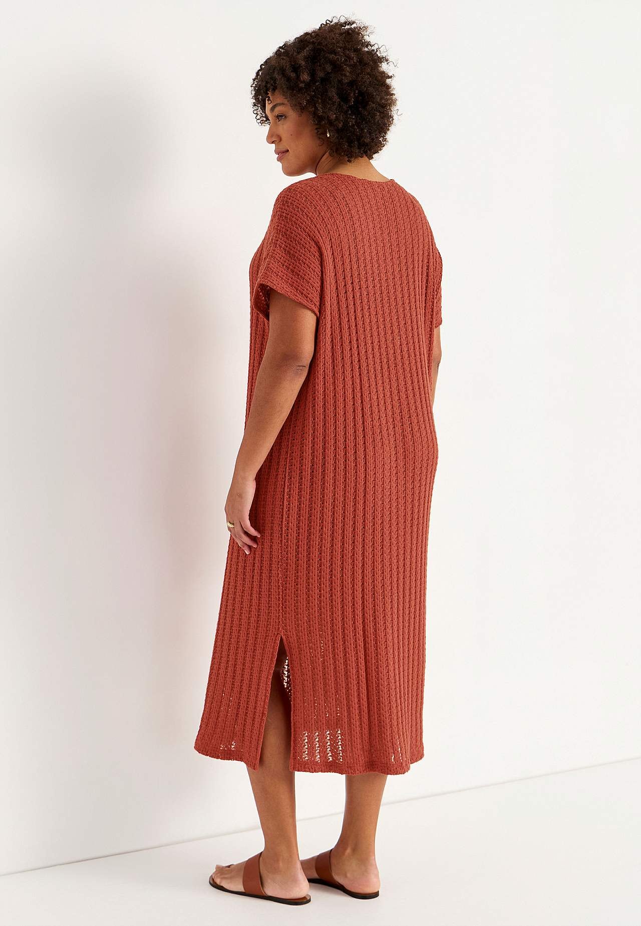 Žerzejové šaty s propracovaným vzorem