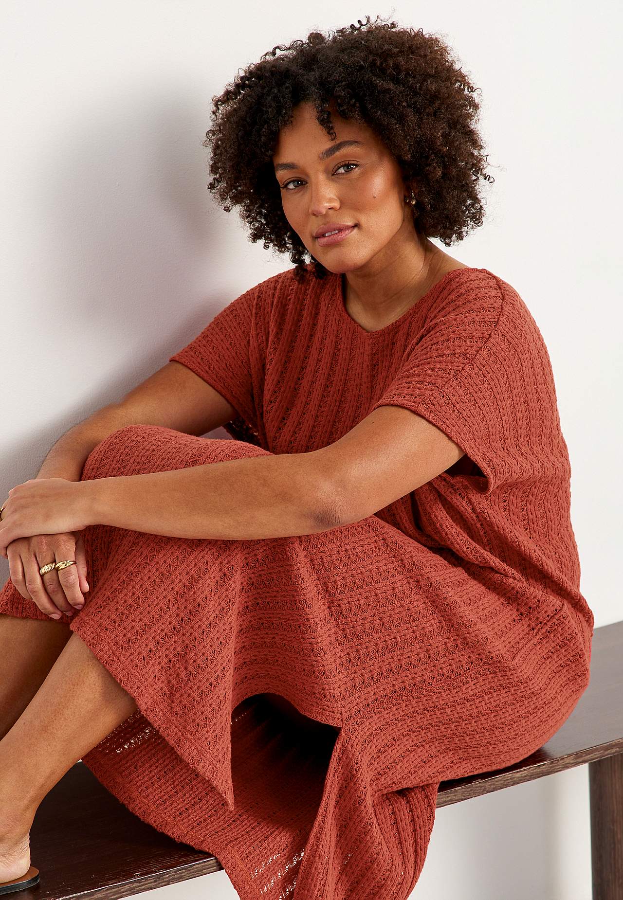 Žerzejové šaty s propracovaným vzorem