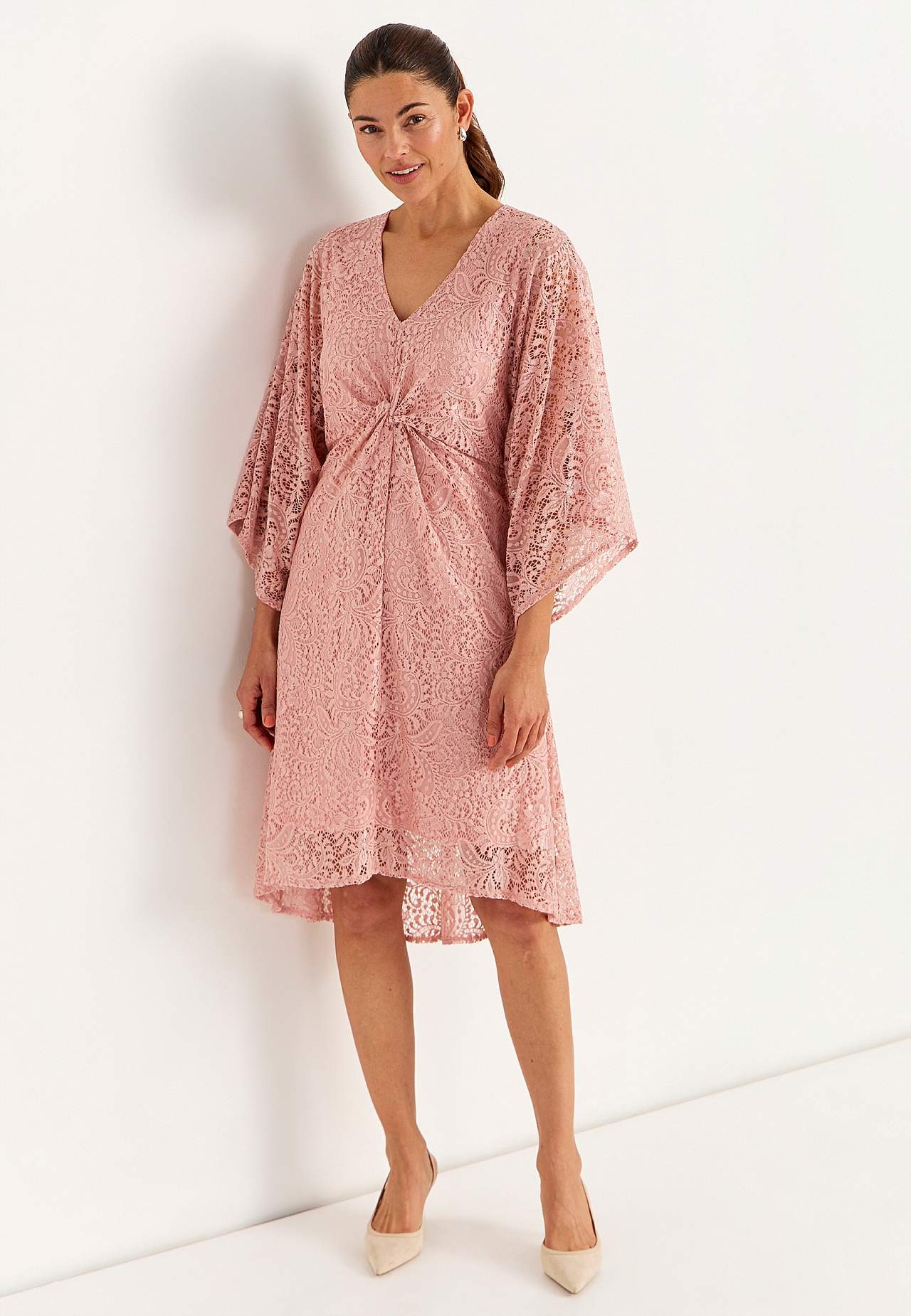 Měkké a roztažitelné krajkové šaty