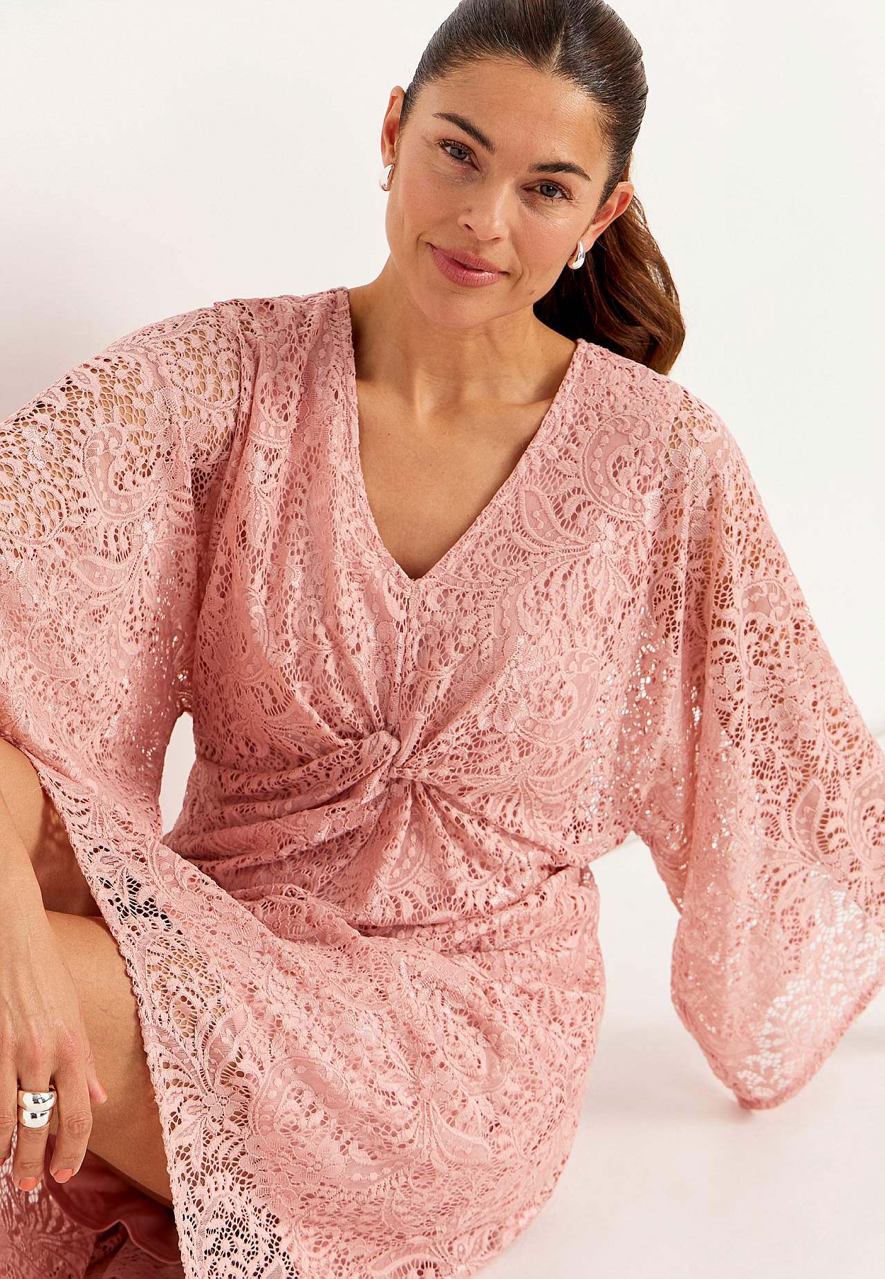 Měkké a roztažitelné krajkové šaty