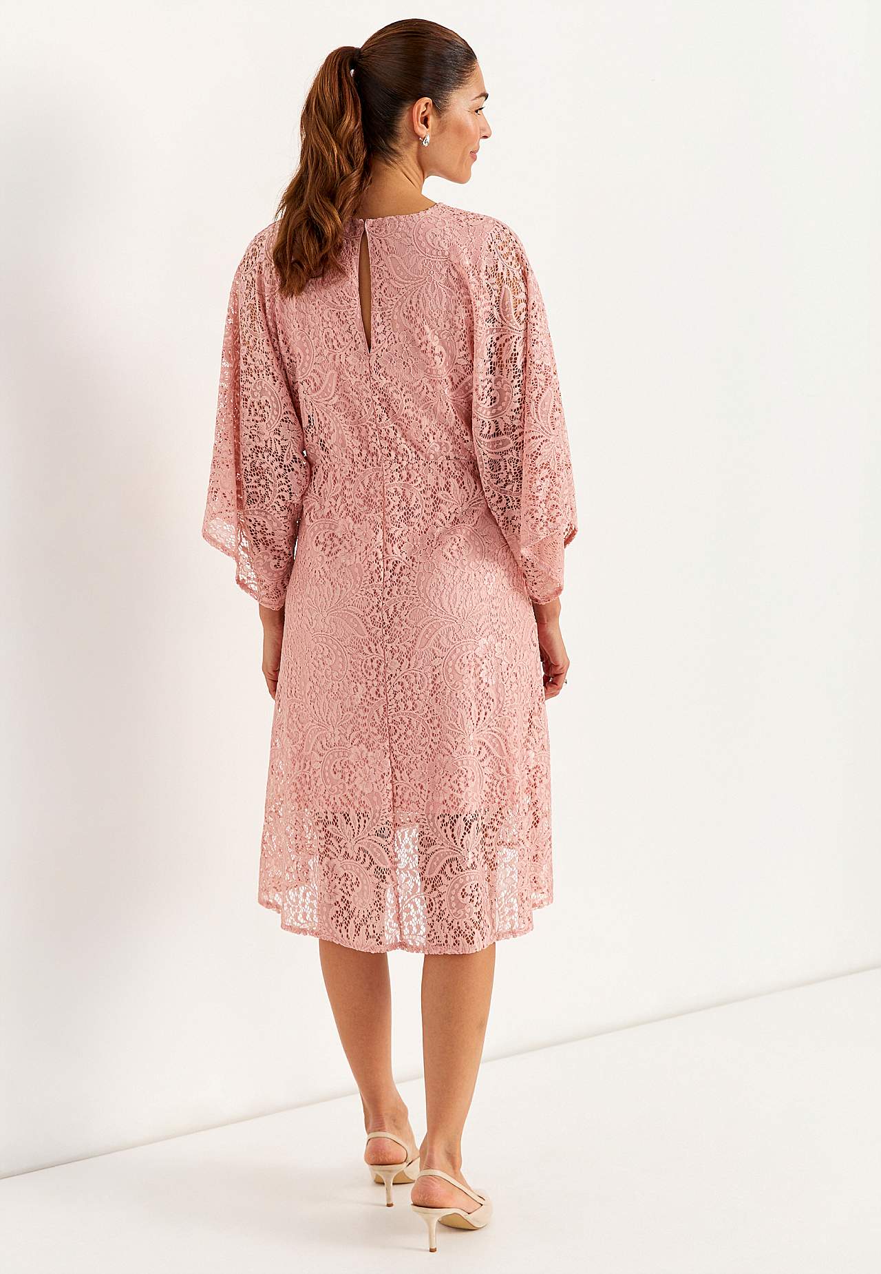 Měkké a roztažitelné krajkové šaty