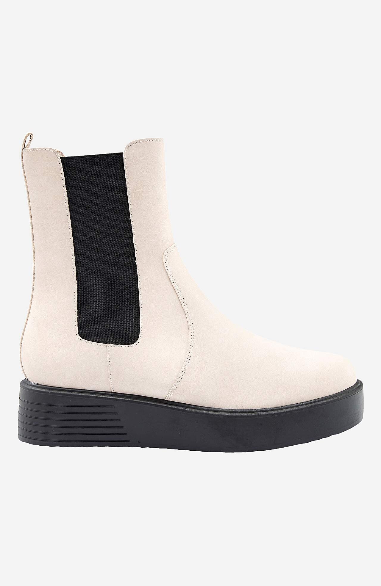 Bota z umělé kůže