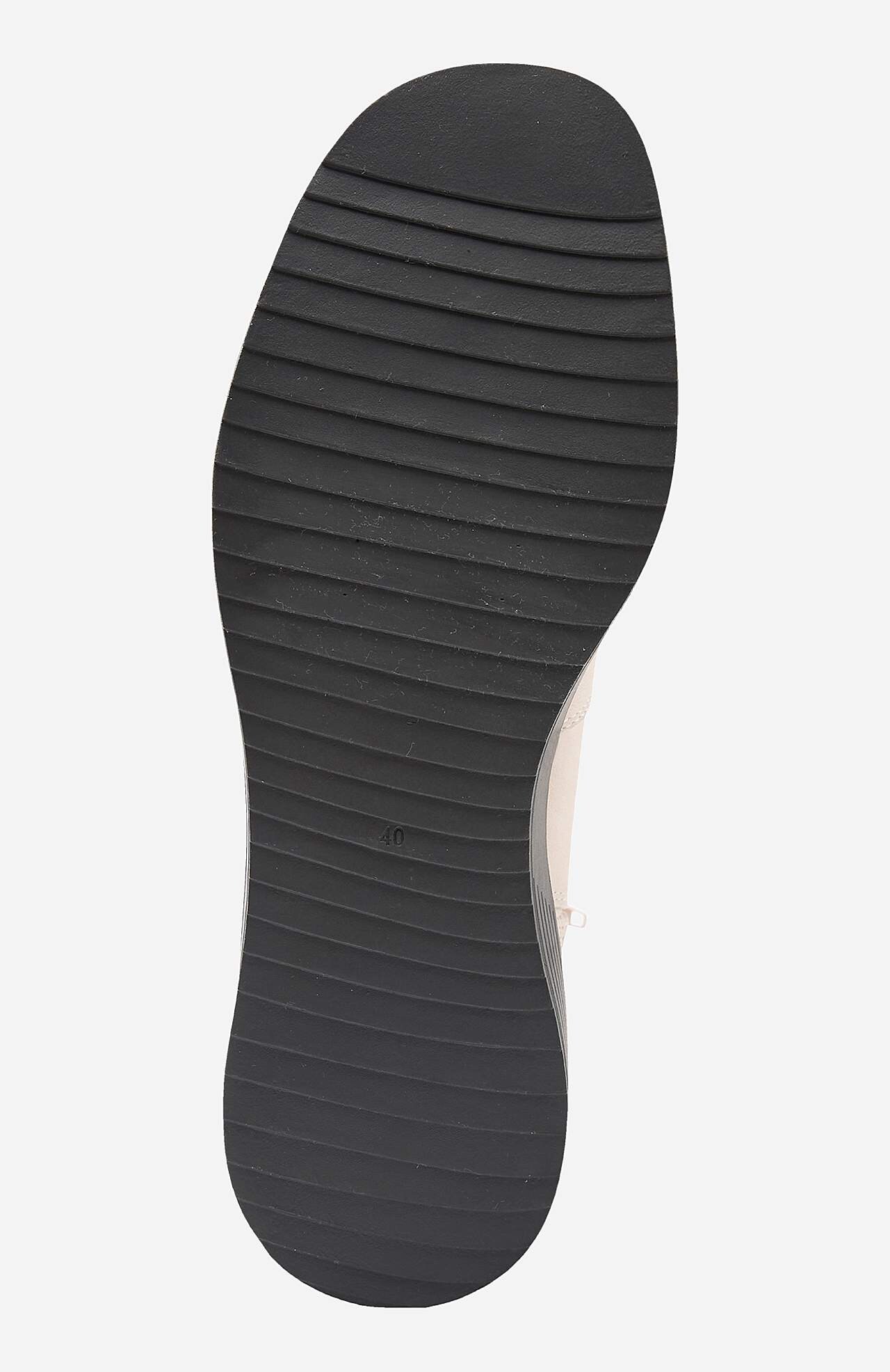 Bota z umělé kůže